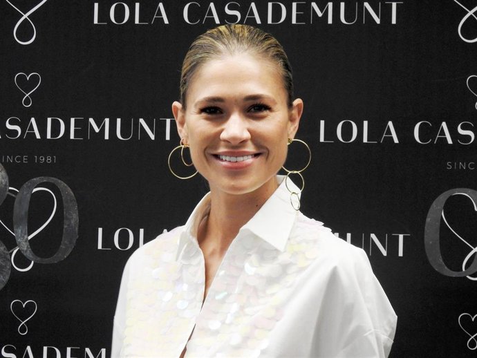 Tras su sorprendente boda con Diego Simeone en Argentina, Carla Pereyra vuelve a su rutina como modelo en la pasarela O80 de Barcelona de la mano de la firma 'Maite' by Lola Casademunt. Tras una temporada llena de buenas noticias familiares, la niña y l