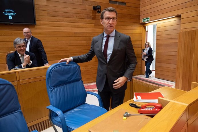El presidente de la Xunta, Alberto Núñez Feijóo, entra en el hemiciclo del Parlamento de Galicia