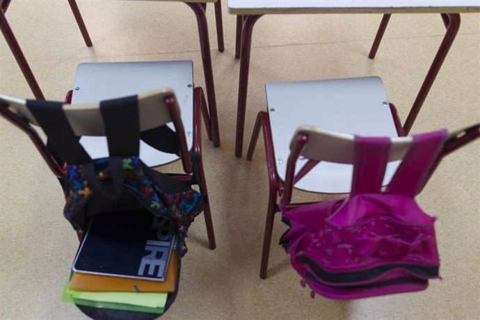 Mochilas escolares en un aula