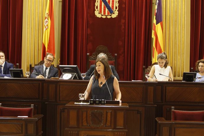 La presidenta de les Illes Balears, Francina Armengol, durant el seu discurs d'investidura al Parlament.