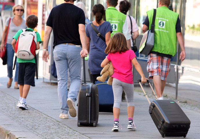Una familia de viaje. Más de tres millones de españoles aplazarán los gastos de sus viajes, según un estudio