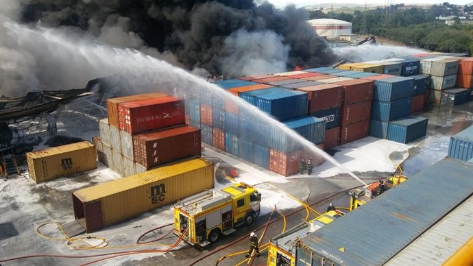 Incendio en la fábrica Indorama en San Roque