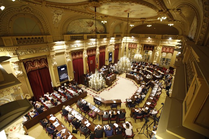 El salón de plenos del Parlament balear, lleno en la investidura de Armengol