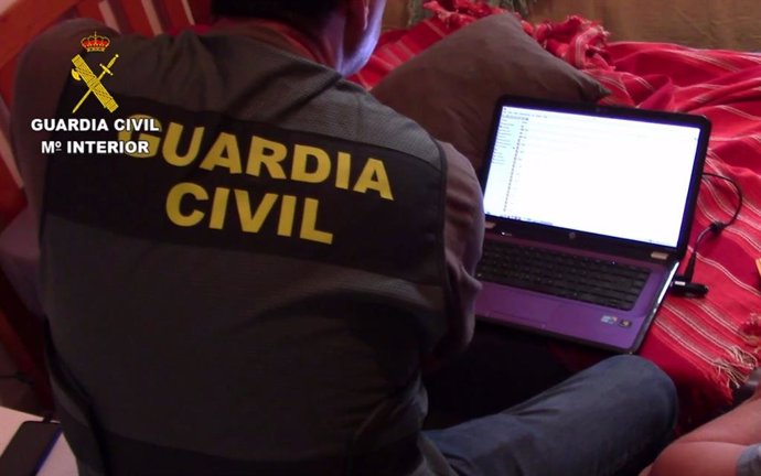 Gurdia Civil analitzant un ordinador