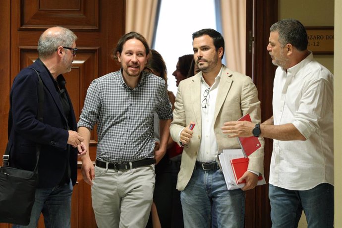 El líder de Podem, Pablo Iglesias, surt de la reunió del seu partit amb UGT i CCOO acompanyat pel secretari general de CCOO, Unai Sord, i el coordinador federal d'IU, Alberto Garzón, al Congrés dels Diputats de Madrid.