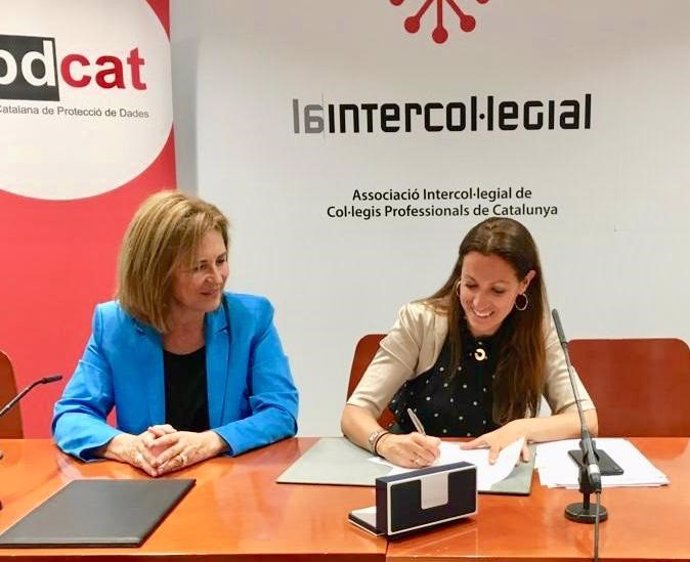 La directora de la APDCAT, Maria ngels Barbar, y la presidenta de la Asociación Intercolegial de Colegios Profesionales de Catalunya, Maria Eugnia Gay