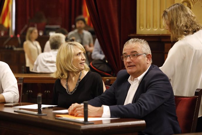 El diputat de El PI, Jaume Font, al seu escó juntament a Lina Pons al Parlament.