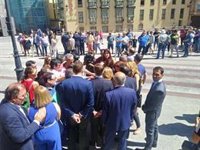 Los diputados de PP, PPSO y Cs son recibidos entre gritos y abucheos al llegar a la Diputación de Soria