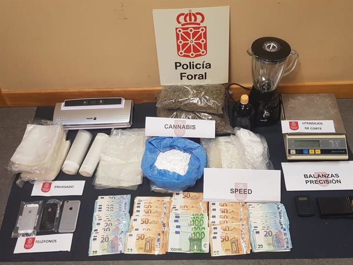Imagen de la droga, utensilios y dinero incautados por la Policía Foral.
