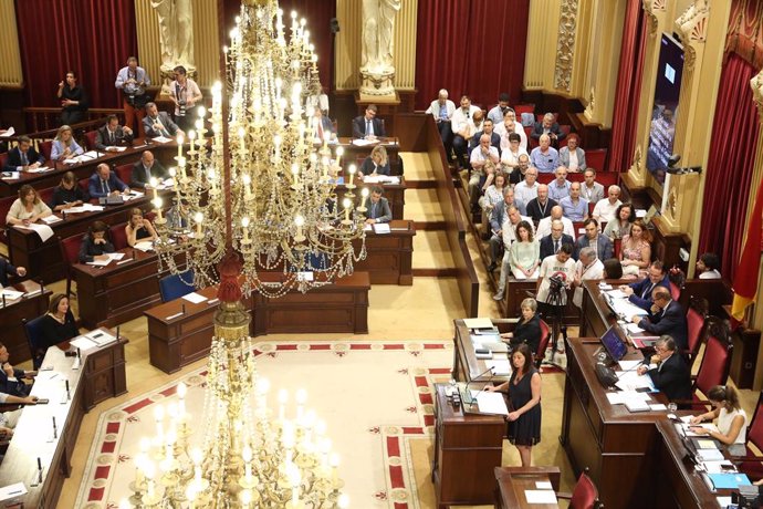 Imagen del pleno del Parlament balear durante la primera sesión del debate de investidura de Francina Armengol