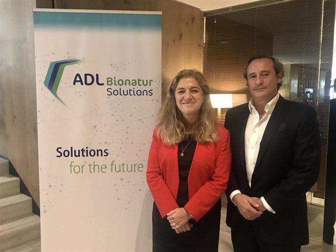 Pilar de la Huerta, consejera delegada de ADL Bionatur Solutions, y Ramón Betolaza, presidente del consejo de  Administración de la compañía
