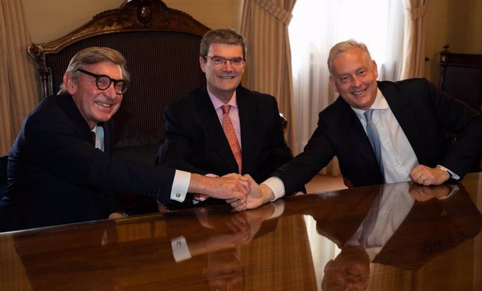 El rector de la Universidad de las Artes de Londres, Sir Nigel Carrington, el alcalde de Bilbao, Juan Mari Aburto, y el embajador británico, Simon J. Manley CMG, firman el acuerdo.