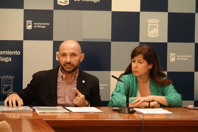 El concejal delegado de Ordenación del Territorio, Raúl López, y la edil delegada del distrito Centro, Gemma del Corral, en rueda de prensa.