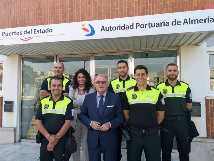 El presidente de la APA, Jesús Caicedo, junto a los nuevos policías portuarios