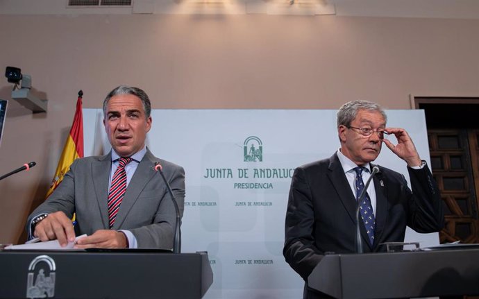 El consejero de la Presidencia, Administración Pública e Interior y portavoz del Gobierno andaluz, Elías Bendodo, y el consejero de Economía, Conocimiento, Empresas y Universidad, Rogelio Velasco, en la rueda de prensa posterior al Consejo de Gobierno.