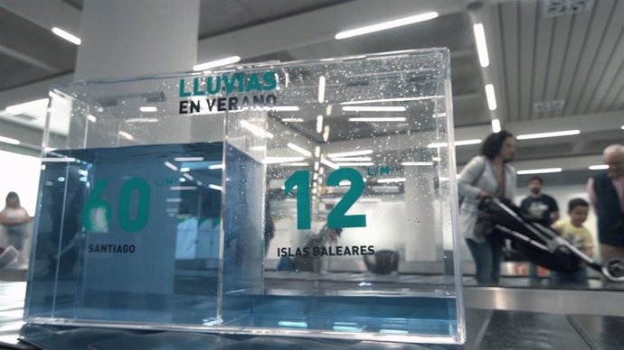 Maleta transparente de la campaña del Govern sobre la escasez del agua en las Islas