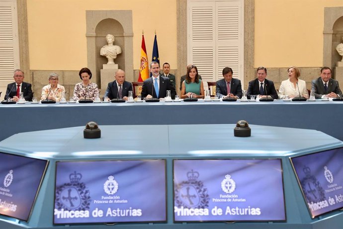 El Rey don Felipe VI y la reina doña Letizia asisten a la reunión anual con los miembros de los patronatos de la Fundación Princesa de Asturias.