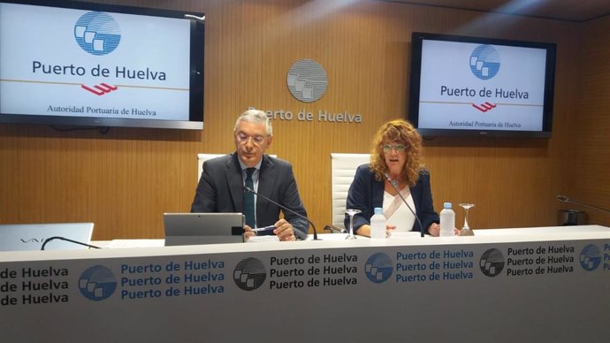 La presidenta del puerto de Huelva, Pilar Miranda, y el director del mismo, Ignacio Álvarez-Ossorio.