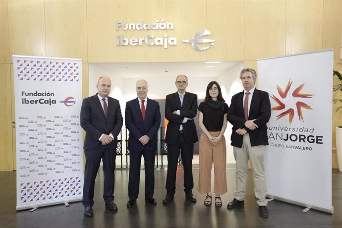 Representantes de Ibercaja y de la Universidad San Jorge han suscrito la creación de la Cátedra