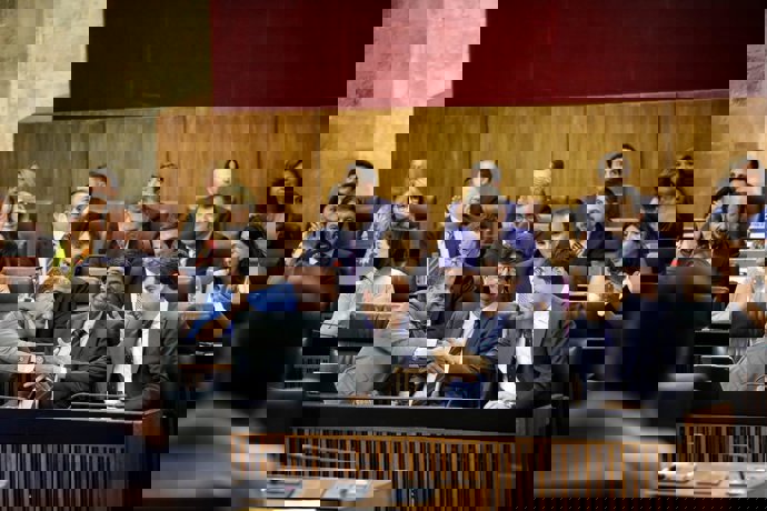 Bendodo y Moreno se saludan en presencia de Marín tras aprobar reforma de RTVA