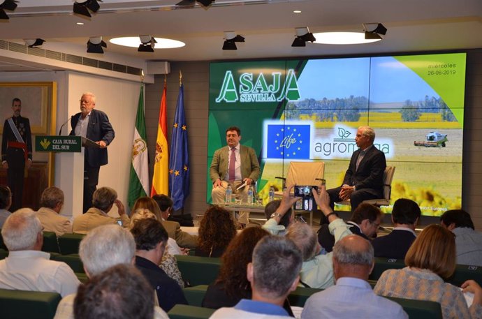 Más de 200 agricultores andaluces asisten en Sevilla a la presentación del proyecto Life-Agromitiga.