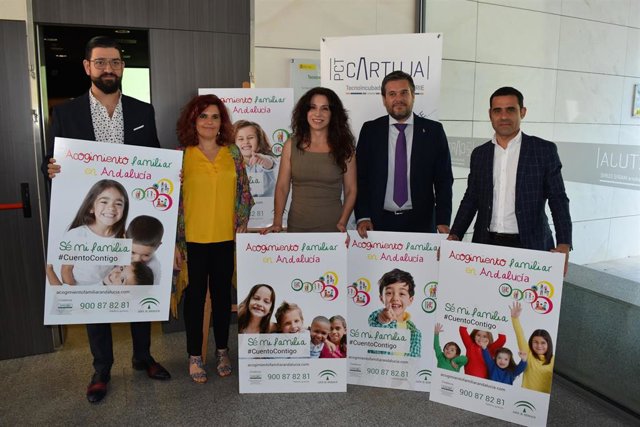 La consejera de Igualdad, Rocío Ruiz, en la presentación de la campaña de la Fundación Aproni para la adopción de niños.