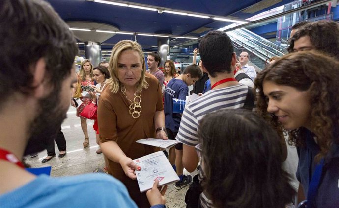 La consejera en funciones de Transportes de la Comunidad de Madrid, Rosalía Gonzalo, entrega los primeros ejemplares de la 'Guía para uso de Metro en lectura fácil'.