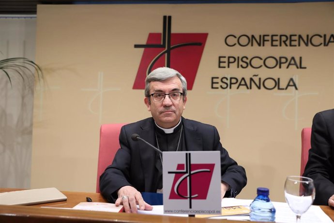 El secretario general de la Conferencia Episcopal, monseñor Luis J. Argüello, en rueda de prensa de la Oficina de Información de la Conferencia Episcopal Española (CEE) sobre la reunión de la Asamblea Plenaria