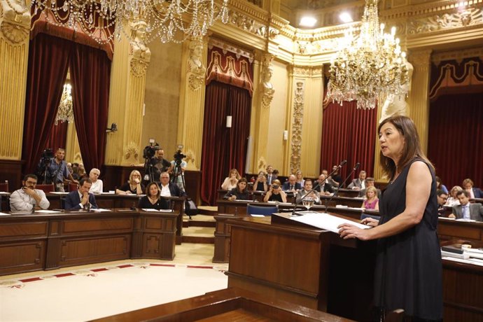 La candidata del PSIB a revalidar la presidencia del Govern, Francina Armengol, durante su discurso de investidura