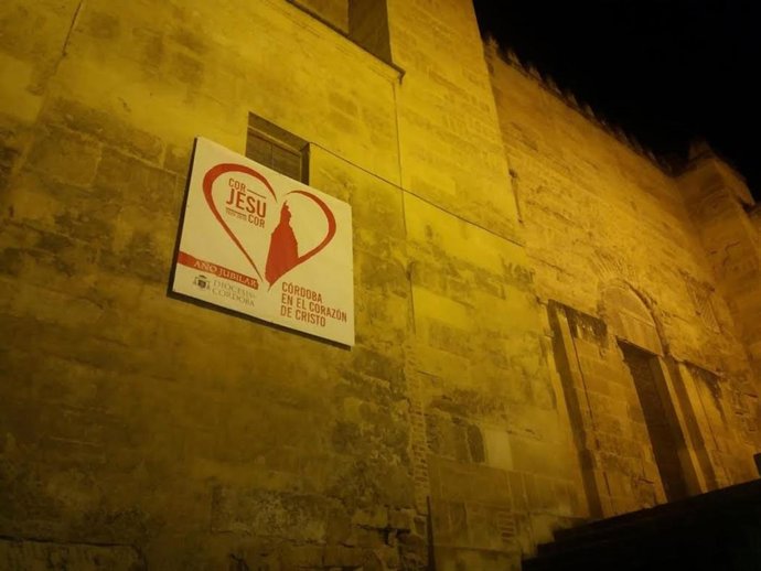 Uno de los carteles cuya colocación en los muros de la Mezquita ha denunciado la Plataforma Mezquita Catedral Patrimonio de Tod@s