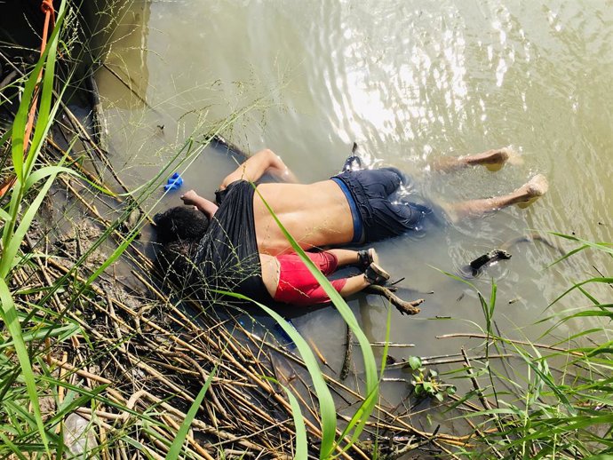 Los cuerpos de un hombre y su hija, migrantes salvadoreños, ahogados en Río Bravo