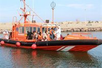 Rescatada una patera en el mar de Alborán con 57 personas, localizadas otras 15 y 42 más en búsqueda
