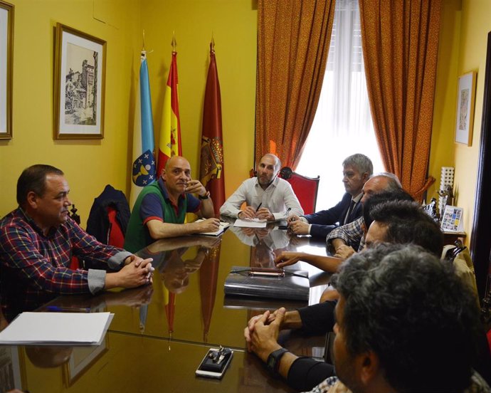 El alcalde de Ourense, Gonzalo Pérez Jácome, firma el decreto de delegación de competencias en los concejales que integran el gobierno municipal.