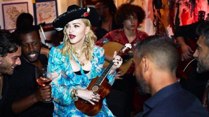 En la imagen Madonna junto al portugués Dino D'Santiago, que actuará en julio en La Mar de Músicas