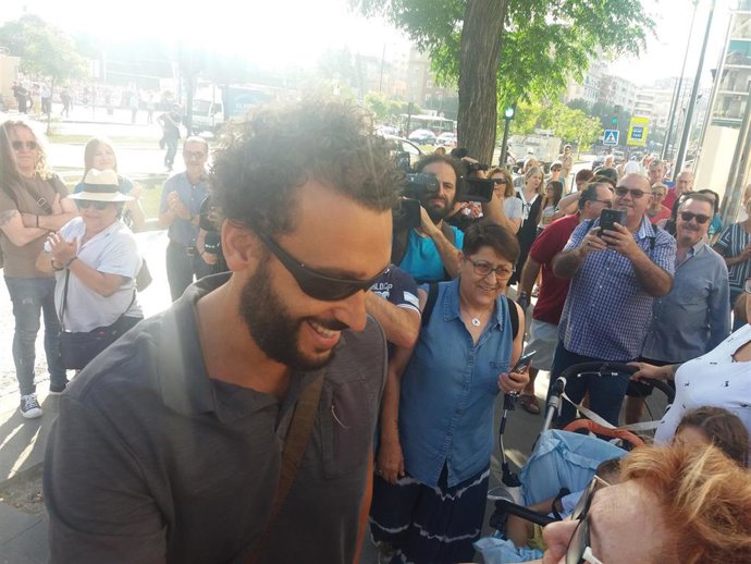 El doctor Candel argumenta que criticó la gestión sanitaria y que se defendió de "los ataques" de Díaz