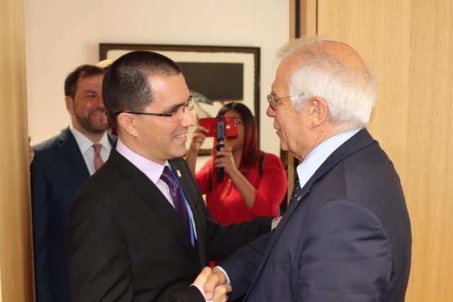 Los ministros de Exteriores de Venezuela, Jorge Arreaza, y España, Josep Borrell, en una reunión en Bruselas (Imagen de archivo)