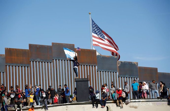 Migrantes hondureños en la frontera de México con Estados Unidos