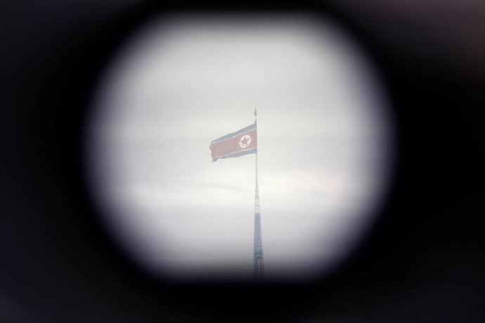 Bandera de Corea del Norte vista desde la frontera
