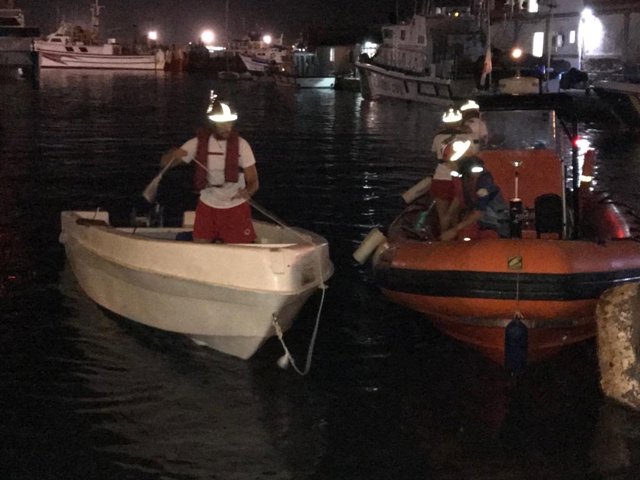 Imagen de los voluntarios de Cruz Roja trabajando en el Puerto de Cartagena durante el desembarco de los inmigrantes