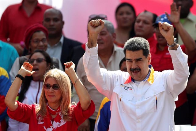El presidente de Venezuela, Nicolás Maduro, y su mujer, Cilia Flores, en una manifestación oficialista en Caracas