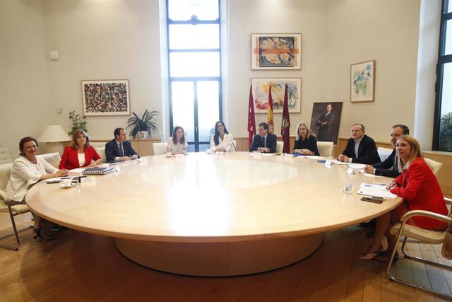 La vicealcaldesa de Madid, Begoña Villacís, junto al alcalde, Jose Luis Martínez-Almeida presiden la primera reunión de la Junta de Gobierno municipal de Madrid del mandato de ambos.