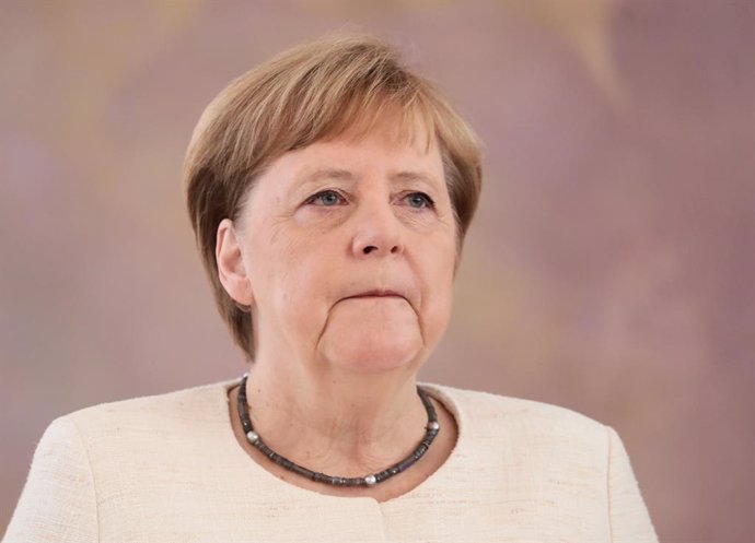 German President Steinmeier hands over dismissal certificate