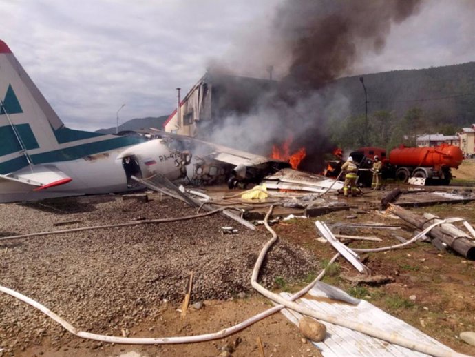 Al menos dos muertos y siete heridos tras un aterrizaje de emergencia en el sur de Rusia