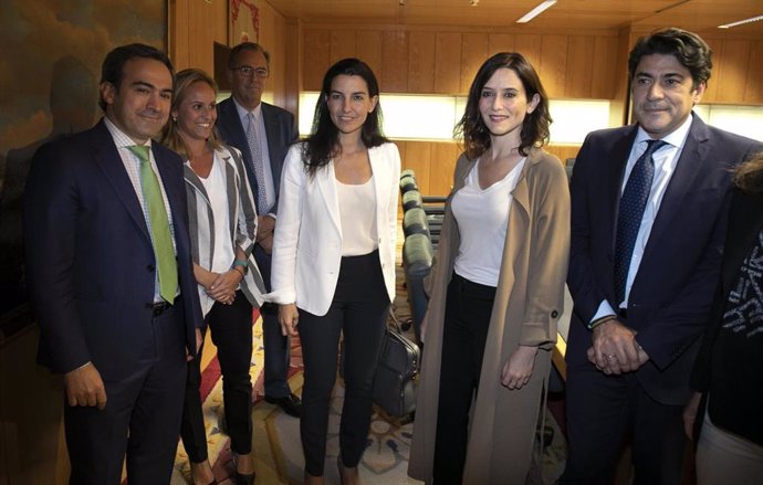 La candidata de Vox a la Comunidad de Madrid, Rocío Monasterio, se reúne con su homóloga en el PP, Isabel Díaz Ayuso, junto a miembros del comite negociador del PP de Madrid.