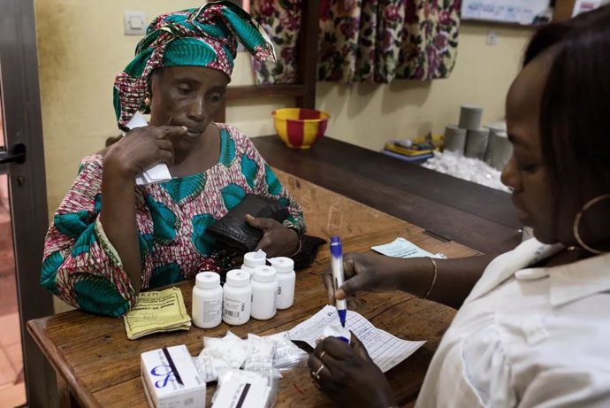 Una paciente recoge su medicación en el centro de MSF en Matam (Guinea-Conakry)