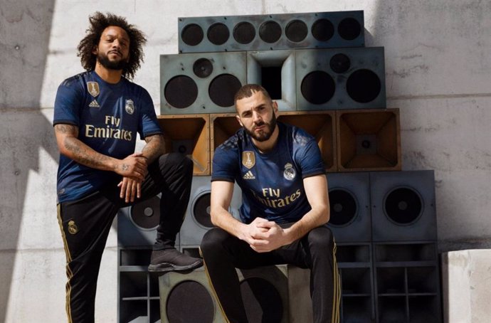 Marcelo y Benzema con la segunda equipación del Real Madrid para la temporada 19-20