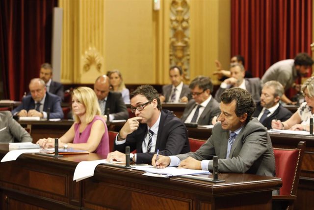 Los diputados del PP, encabezados por Biel Company (derecha), en sus escaños en el Parlament durante la investidura de Armengol