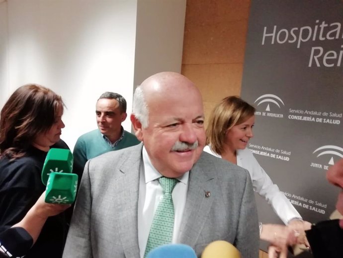 El consejero de Salud y Familias de la Junta de Andalucía, Jesús Aguirre, atiende a los periodistas, en una imagen de archivo.