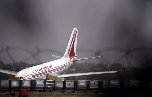 Avión de Air India A310 aterrizando en el Aeropuerto Internacional de New Delhi