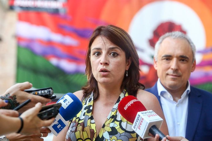 La portaveu i sots-secretria general del PSOE, Adriana Lastra, atén els mitjans de comunicació (Arxiu).